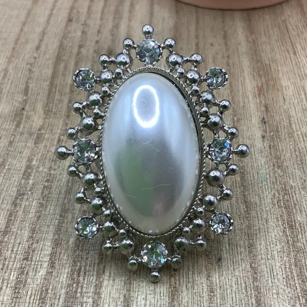 Oval Vintage Style Faux Pearl Rhinestone Silver Tone Stretchy Ring